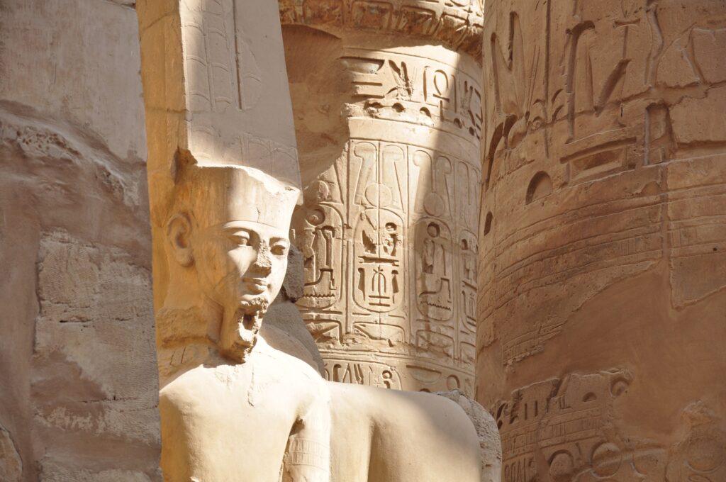 Kolossalstatue von Psammetich I. : Entdeckung weiterer Fragmente in Heliopolis